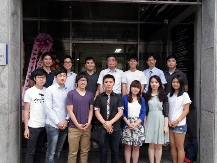 2012년 6월 25일 여름 참여 인턴들과 함께 단체사진